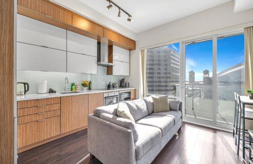 Toronto Entertainment District House | CN Tower View 2 Bed Home Near Rogers Centre, Scotiabank, MTCC