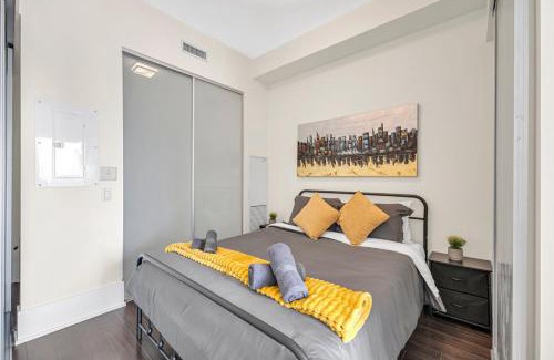 Toronto Entertainment District House | CN Tower View 2 Bed Home Near Rogers Centre, Scotiabank, MTCC