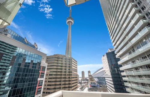 Toronto Entertainment District House | CN Tower View 2 Bed Home Near Rogers Centre, Scotiabank, MTCC
