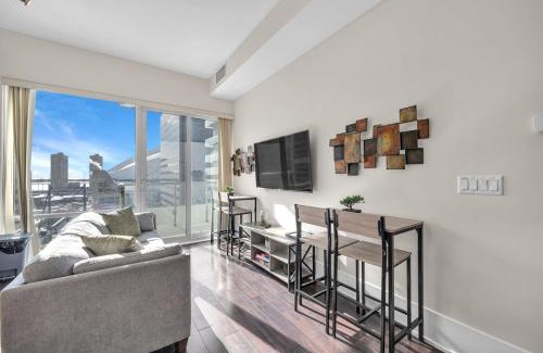 Toronto Entertainment District House | CN Tower View 2 Bed Home Near Rogers Centre, Scotiabank, MTCC