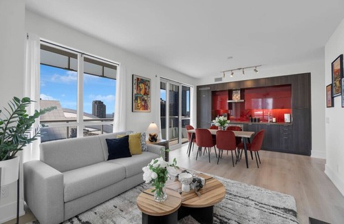 Toronto Entertainment District Hotel | CN Tower View Stays - Parking/Pool/Downtown