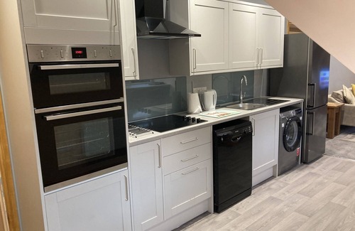 Grantham Apartment | Coach House 2BR Exec Apt Courtyard