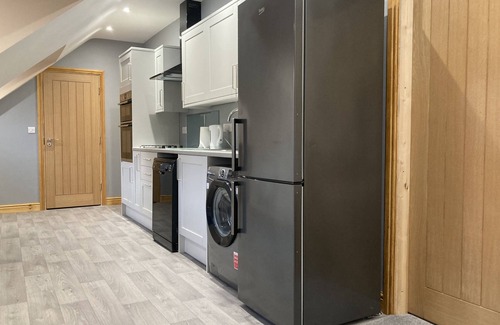 Grantham Apartment | Coach House 2BR Exec Apt Courtyard