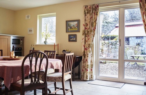 Tomhaggard House | Coach house sleeping 8 in historic yard near gorgeous beaches .