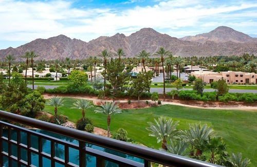 Indian Wells Resort | Coachella close with modern guest rooms, private balconies and scenic views.