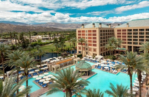Indian Wells Resort | Coachella close with modern guest rooms, private balconies and scenic views.