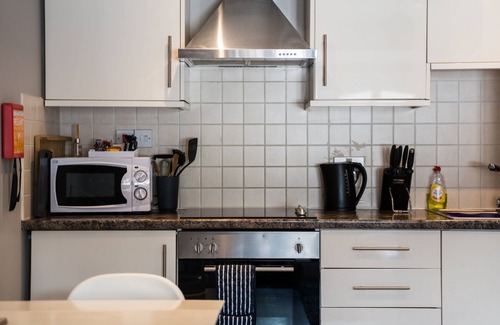 Torquay City Centre Cottage | Coaching mews just a few steps from harbour and town centre in quiet cul de sac - 1 bed ground floor