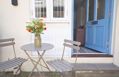 Torquay City Centre Cottage | Coaching mews just a few steps from harbour and town centre in quiet cul de sac - 1 bed ground floor