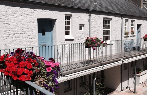 Torquay City Centre Cottage | Coaching mews just a few steps from harbour and town centre in quiet cul de sac - 1 bed ground floor