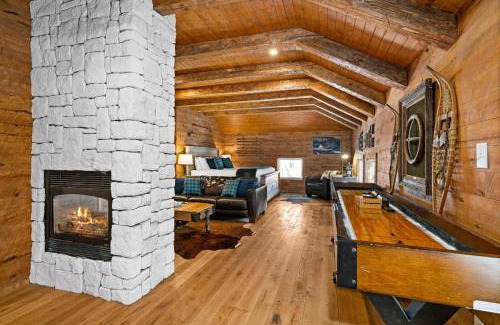 Endion Hotel | Coachmans Luxury Suite w Jacuzzi Fireplace