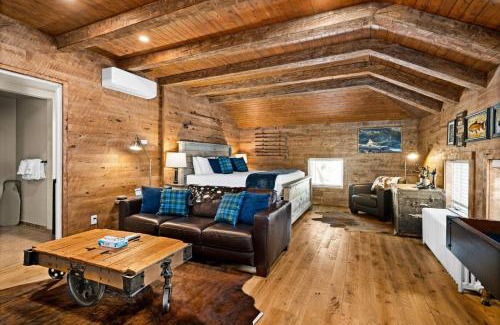 Endion Hotel | Coachmans Luxury Suite w Jacuzzi Fireplace