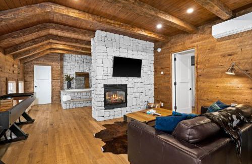 Endion Hotel | Coachmans Luxury Suite w Jacuzzi Fireplace