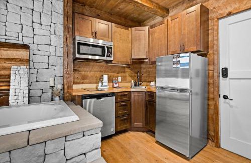 Endion Hotel | Coachmans Luxury Suite w Jacuzzi Fireplace