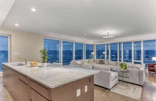 Downtown Vancouver Villa | Coal Harbour Waterfront Steps to Fairmont Pacific Rim