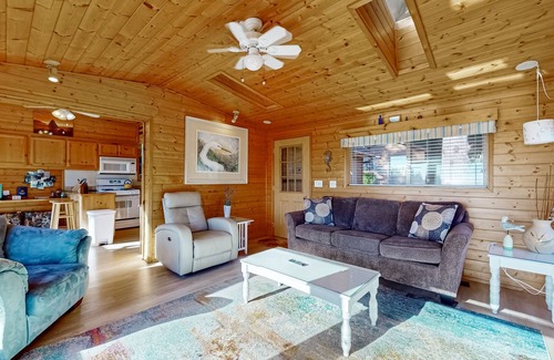 Brookings Hotel | Coastal abode with private hot tub & amazing views