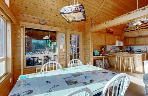 Brookings Hotel | Coastal abode with private hot tub & amazing views