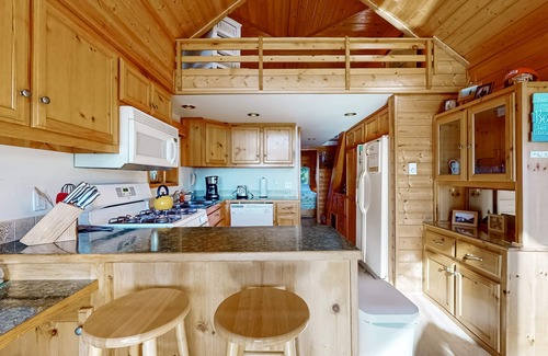 Brookings Hotel | Coastal abode with private hot tub & amazing views