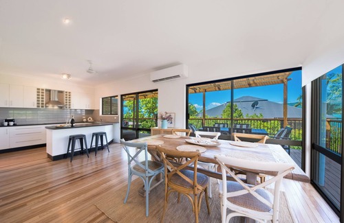 Airlie Beach House | Coastal Beach House, a one minute walk to the Heart of Airlie Beach