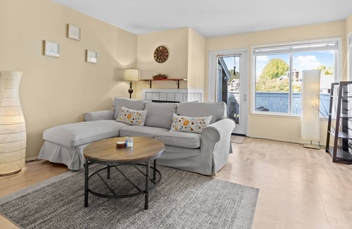 Marina Bay Condo | Coastal Bliss at a Serene Waterfront Getaway