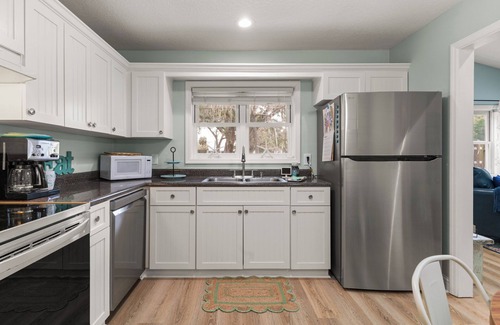 Brunswick House | Coastal Bungalow RIGHT in Downtown