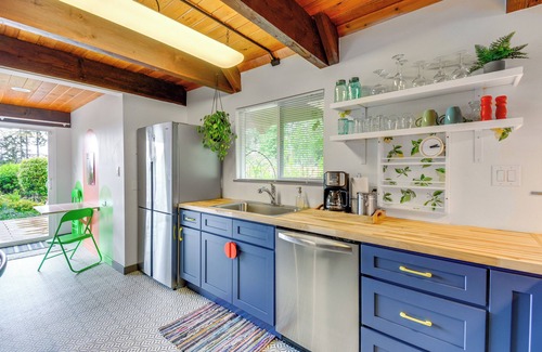 Allyn-Grapeview House | Coastal Cabin w/Puget Sound & Rainier Views!