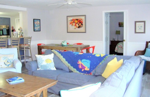 Holmes Beach Cottage | Coastal Charm Meets Cottage Chic! Sparkling Pool/Spa *4 Doors To The Beach*