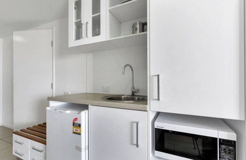 Cairns Central Business District Apartment | Coastal Chic in Heart of Cairns with Rooftop Pool