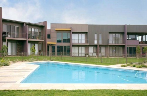 Torquay House | Coastal Comfort- Pool, Golf, Beach + Room for 8+ I Only a short walk to beach