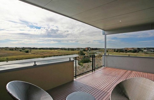 Torquay House | Coastal Comfort- Pool, Golf, Beach + Room for 8+ I Only a short walk to beach