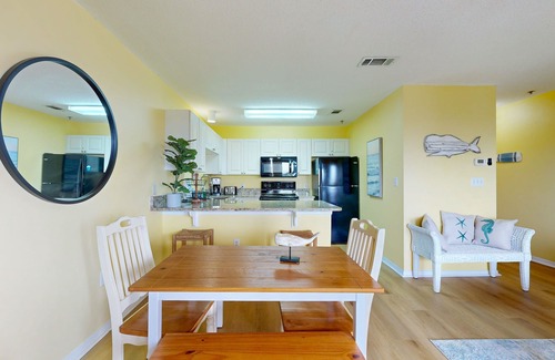 Gulf Place Condo | Coastal condo with free WiFi, on-site pool & hot tub - close to the Gulf sands