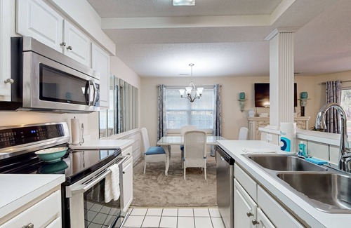 Calabash Condo | Coastal Condo with golf on-site, shared pool and fitness center