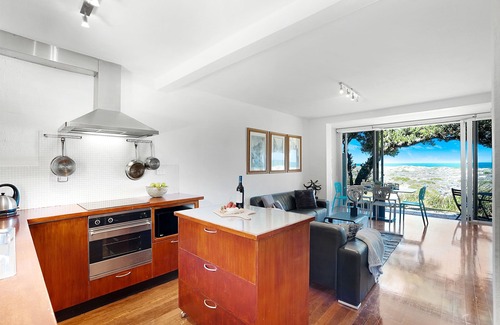 Scarborough Apartment | Coastal Convenience – 2BR 50m To The Beach!