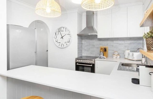 Scarborough Villa | Coastal convenience - 2 min walk to shops & cafes
