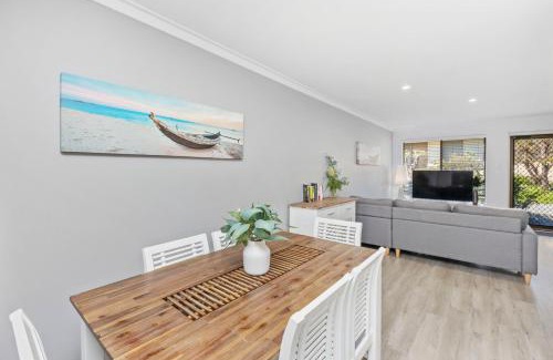 Scarborough Villa | Coastal convenience! Walk to the shops & cafes.