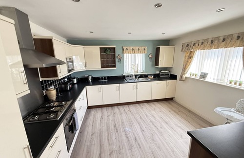 Filey Cottage | Coastal Cottage - Balcony sleeping 10 in 4 bedrooms - refurbished