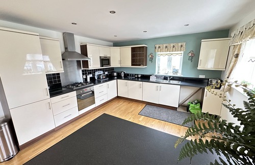 Filey Cottage | Coastal Cottage - Balcony sleeping 10 in 4 bedrooms - refurbished