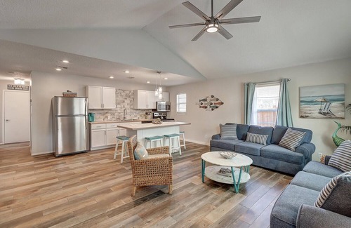 Fulton Cottage | Coastal cottage full of mermaid charm, 5 blocks from Fulton Beach.
