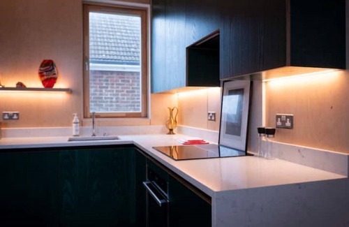 New Romney Apartment | Coastal Courtyard with hot tub, Greatstone