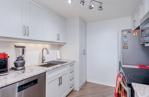 Downtown Victoria Apartment | Coastal Duet – Breathtaking Views with Work Desk by Victoria Prime!