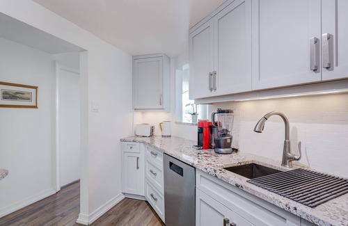 Downtown Victoria Apartment | Coastal Duet – Breathtaking Views with Work Desk by Victoria Prime!