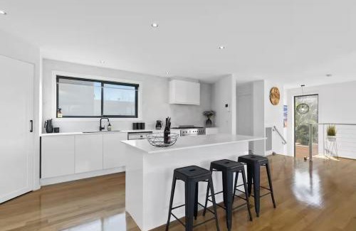 Torquay House | Coastal Escape on Highlander