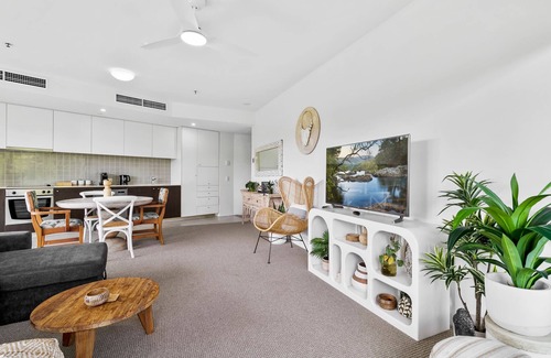 Cairns Central Business District Apartment | Coastal Harbour Lights -pool Gym Prime Location