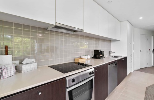 Cairns Central Business District Apartment | Coastal Harbour Lights -pool Gym Prime Location