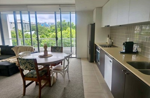 Cairns Central Business District Apartment | Coastal Harbour Lights -pool Gym Prime Location