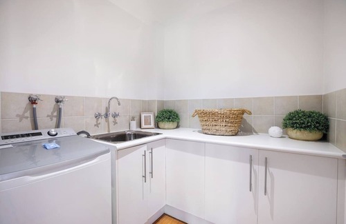 Coolangatta House | Coastal Home: Steps to Coolangatta Beach w balcony