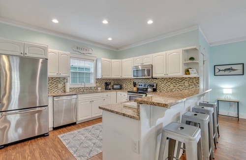 Thunderbolt House | Coastal Inspired Bungalow Minutes to Downtown and Beach by Lucky Savannah