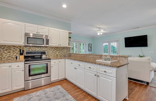 Thunderbolt House | Coastal Inspired Bungalow Minutes to Downtown and Beach by Lucky Savannah