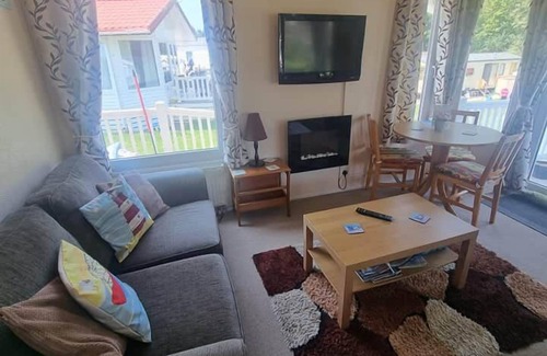 Bembridge Cabin | Coastal Lodge Retreat, Child & Pet Friendly