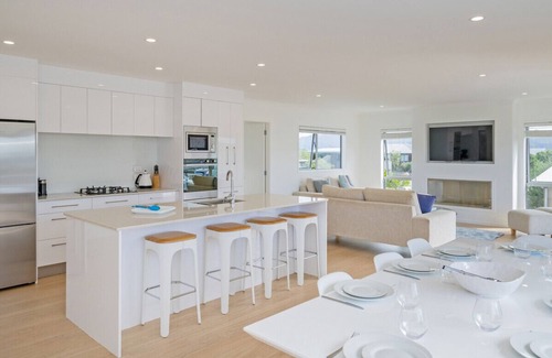 Matarangi Cottage | Coastal Pearl - Matarangi Holiday Home