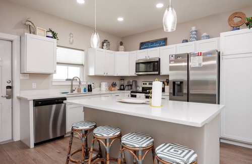 Corpus Christi House | Coastal Retreat with Private Patio, Pet-Friendly, and Steps from the Beach